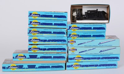 Lot 127 - Athearn HO-gauge model railway rolling stock