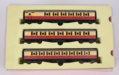 Lot 272 - Hornby 00-gauge three passenger Pullman coach set