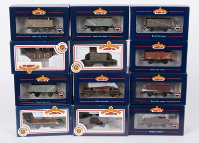 Lot 351 - Bachmann 00-gauge freight stock