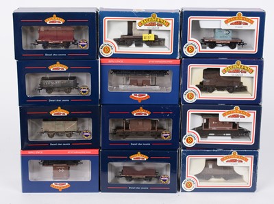 Lot 352 - Bachmann 00-gauge freight stock