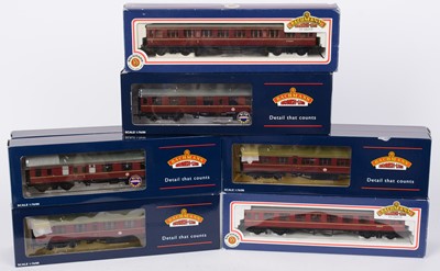 Lot 355 - Twelve Bachmann 00-gauge coaches and cars