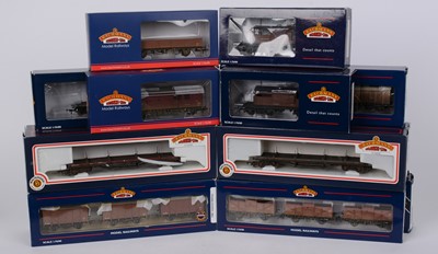Lot 362 - Bachmann 00-gauge freight stock including three wagon set