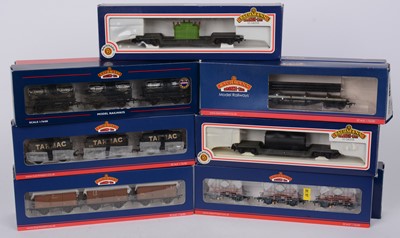 Lot 363 - Thirteen Bachmann 00-gauge freight stock items