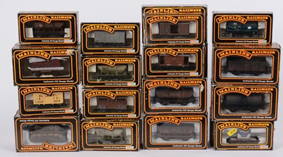 Lot 371 - Mainline railways 00-gauge freight stock