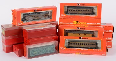 Lot 49 - Rivarossi HO-gauge American-Outline rolling stock.