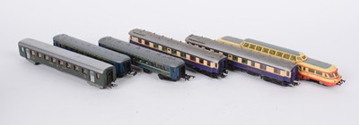 Lot 239 - HO-gauge Continental European-Outline passenger coaches.