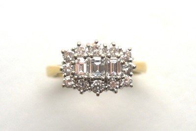 Lot 55 - Diamond cluster ring