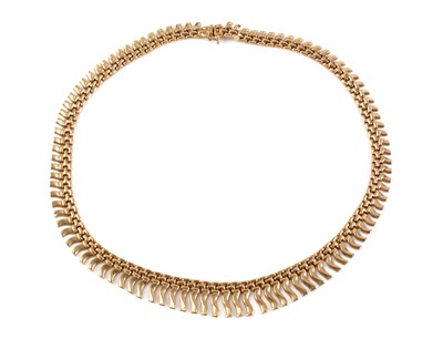 Lot 17 - A 9ct yellow gold fringe necklace