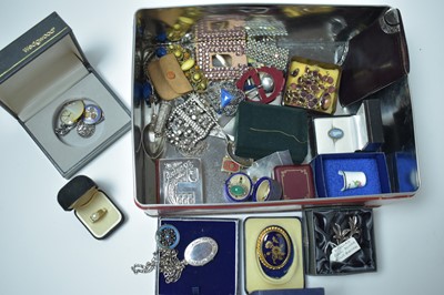 Lot 182 - A group of antique and vintage jewellery and accoutrements