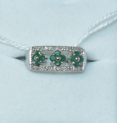 Lot 196 - A diamond and emerald dress ring