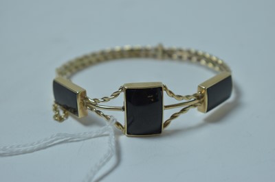Lot 204 - An onyx and yellow metal bangle