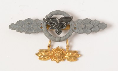 Lot 1145 - WWII Gold Class front flying clasp for Transport and Paratrooper pilots