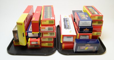 Lot 789 - Hornby and Bachmann rolling stock and other items.