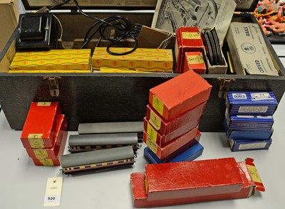 Lot 920 - Qty Trix Twin Railway items; and Hornby 00 boxed rolling stock.