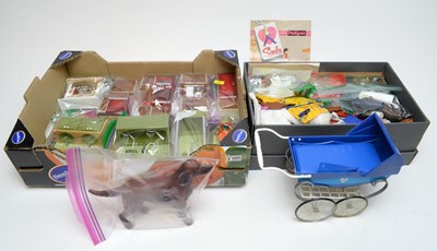 Lot 929 - 1970/80's Sindy clothing and accessories.