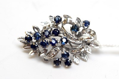 Lot 129 - A high-carat white metal sapphire brooch.