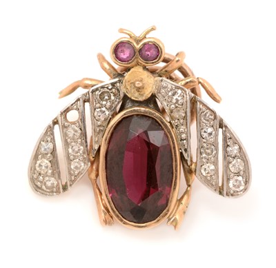 Lot 95 - An early 20th Century garnet and diamond fly brooch