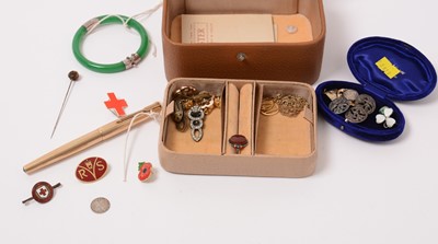 Lot 209 - Jewellery and collectors' items.