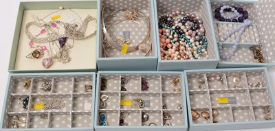 Lot 211 - A contemporary Stackers jewellery box containing contemporary jewellery.