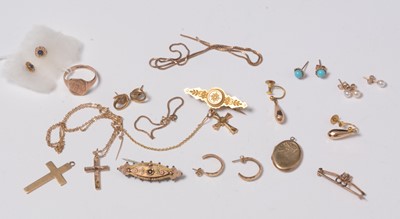 Lot 242 - A selection of yellow metal jewellery.