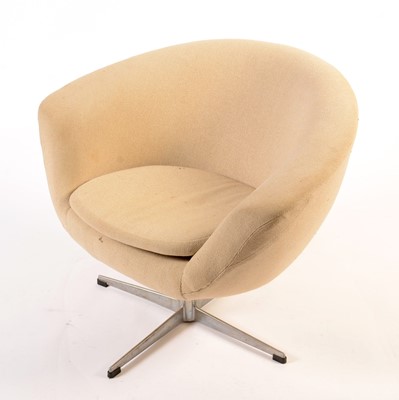 Lot 61 - A mid 20th Century moulded foam swivel armchair.