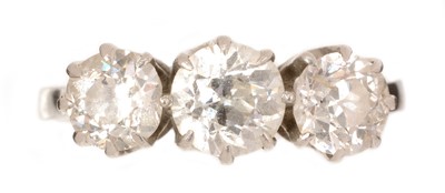 Lot 39 - A three stone diamond ring