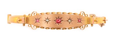 Lot 124 - An early 20th Century yellow metal bangle