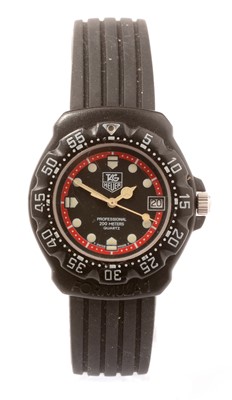 Lot 7 - A TAG Heuer Formula 1 Professional 200m wristwatch