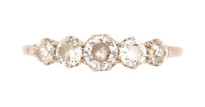 Lot 91 - A five stone diamond ring