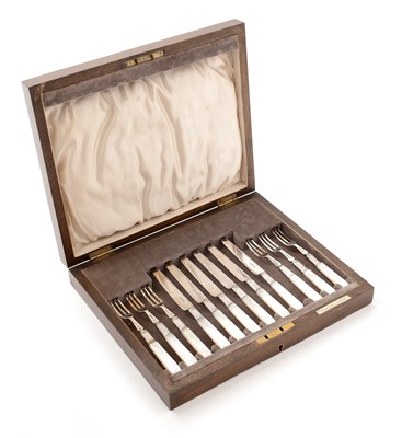 Lot 176 - A George V silver and mother-of-pearl tea knives and forks