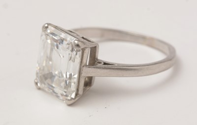 Lot 50 - A solitaire diamond ring