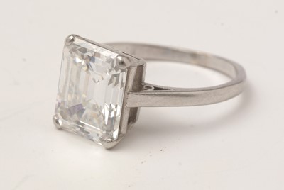 Lot 50 - A solitaire diamond ring