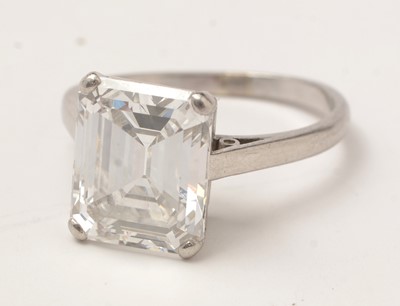 Lot 50 - A solitaire diamond ring