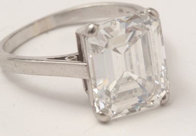 Lot 50 - A solitaire diamond ring
