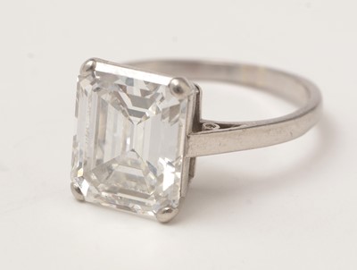 Lot 50 - A solitaire diamond ring