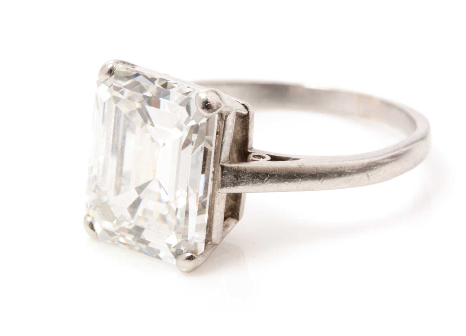 Lot 50 - A solitaire diamond ring