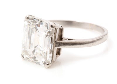 Lot 50 - A solitaire diamond ring