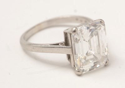 Lot 50 - A solitaire diamond ring