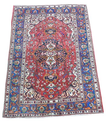 Lot 401 - An Isfahan rug
