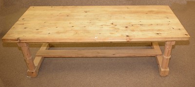 Lot 264 - A large 20th Century pine farmhouse table.