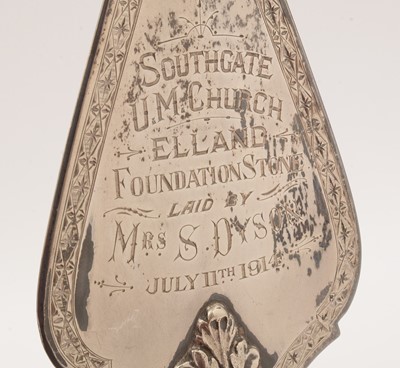 Lot 28 - An early 20th Century presentation trowel
