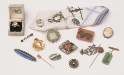 Lot 41 - A quantity of costume jewellery brooches