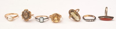 Lot 44 - A selection of rings