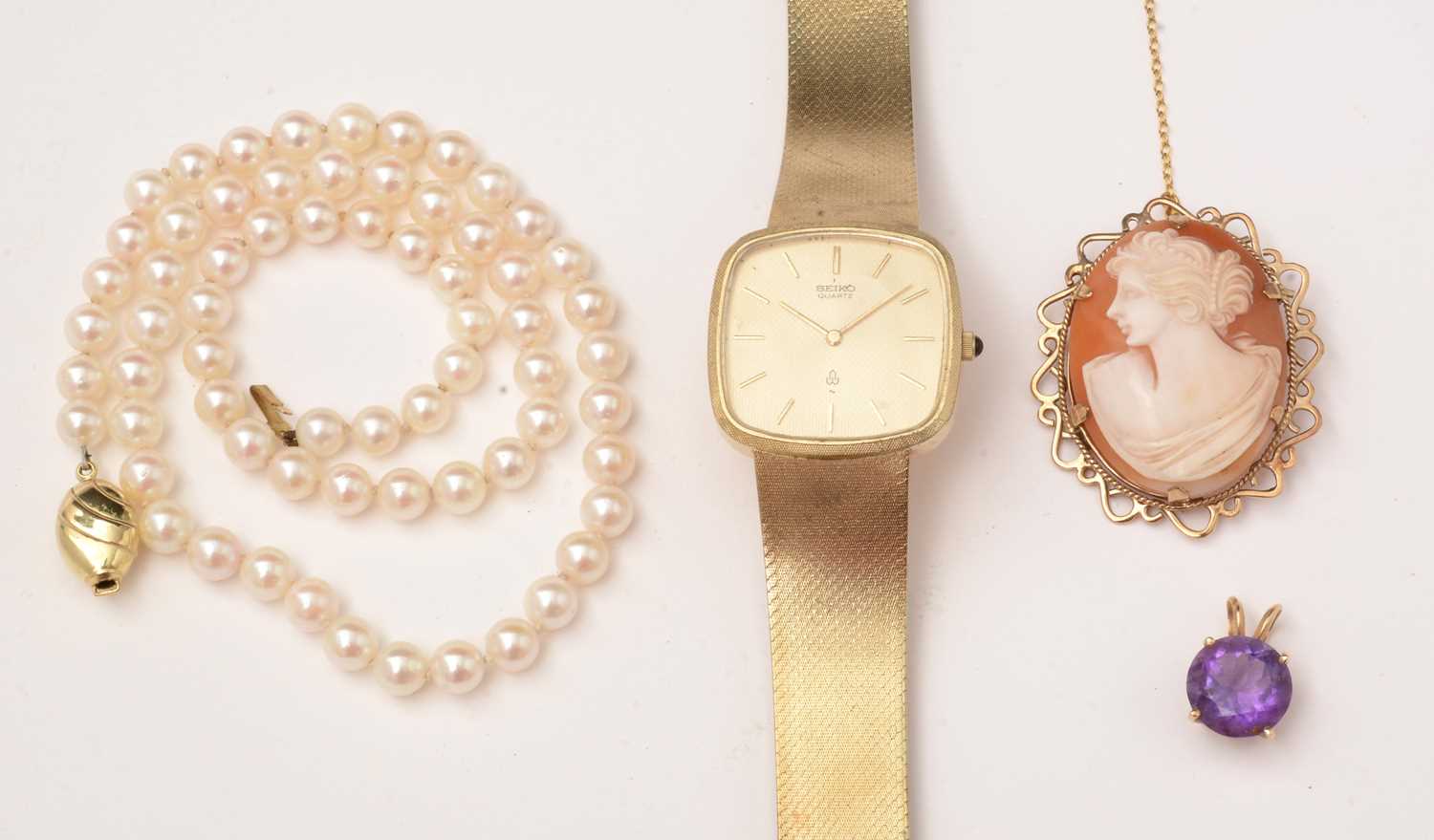 Lot 62 - A selection of jewellery and a Seiko watch.