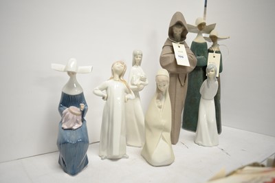 Lot 320 - Selection of Lladro figures and figure groups.