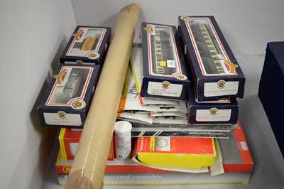 Lot 370 - Selection of Hornby and Bachmann railway items.