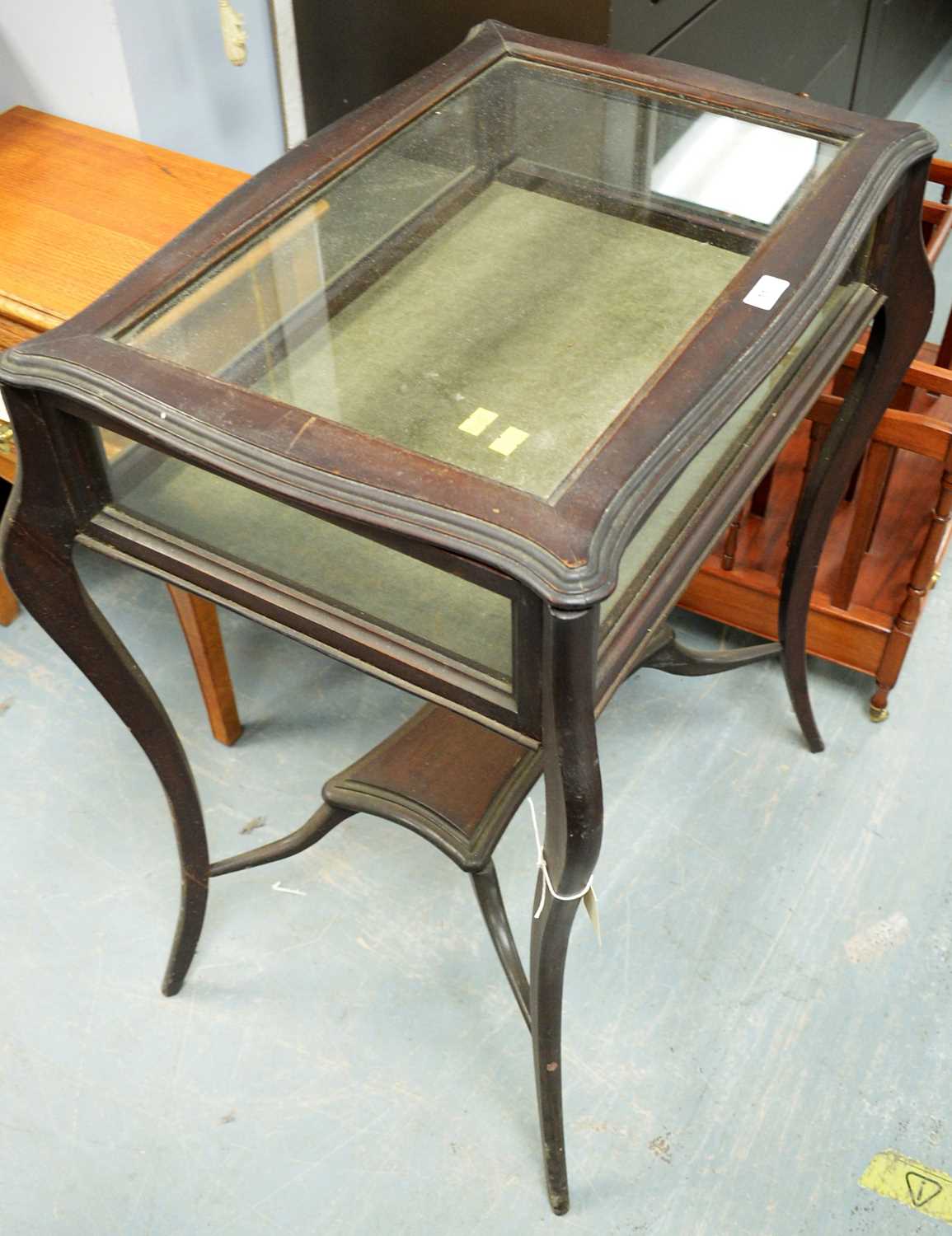 Lot 11 - Early 20th Century mahogany bijouterie cabinet