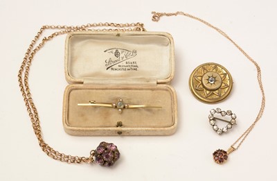 Lot 90 - Antique yellow-metal jewellery.