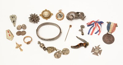 Lot 91 - Antique and later costume jewellery.