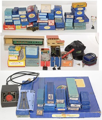 Lot 165 - Hornby Model Railways platform accessories, track, and parts.